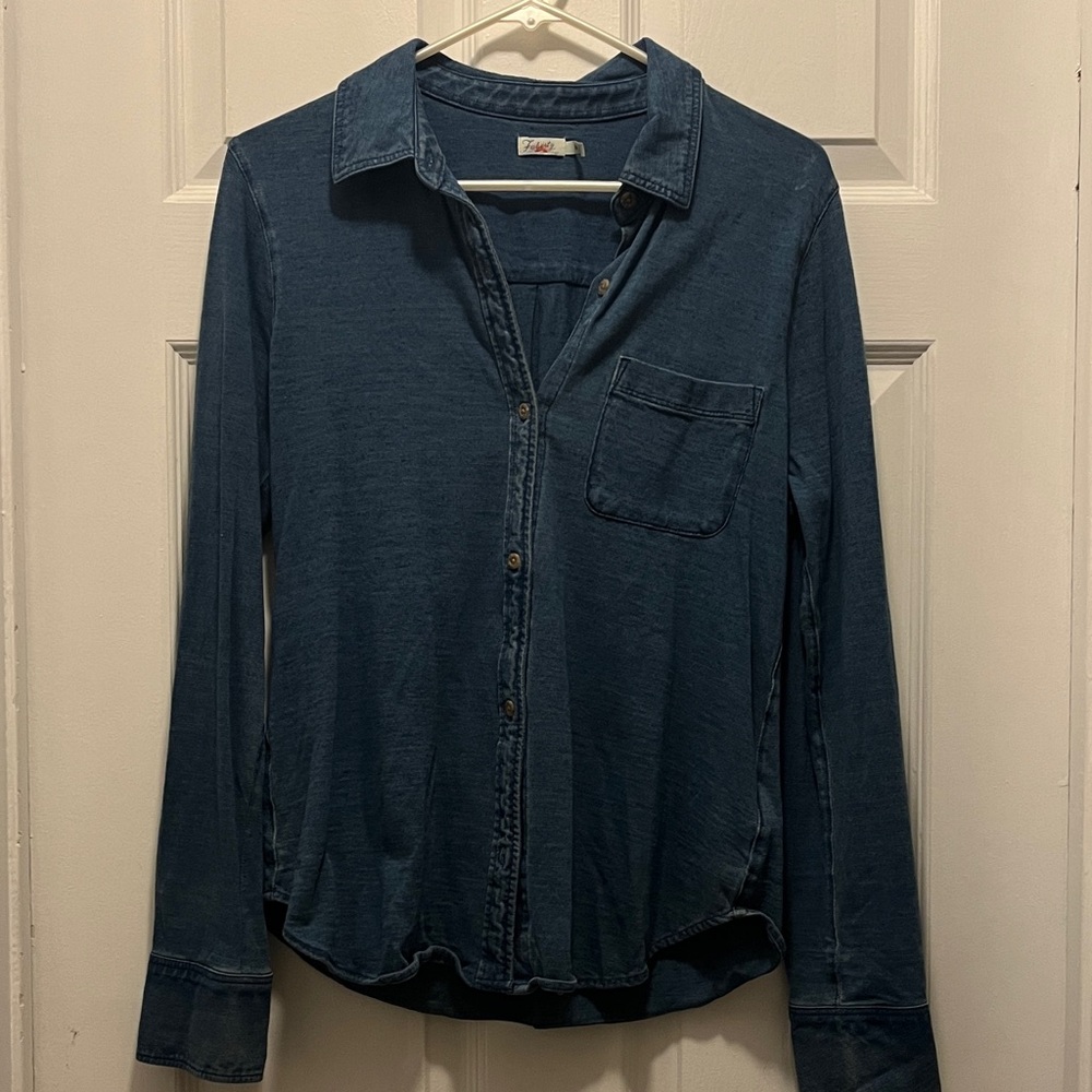 Faherty women’s Medium Blue Casual button down Shirt